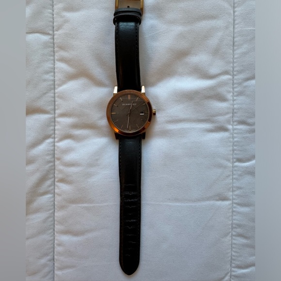 Burberry: unisex BU9013 large check brown leather strap watch. - Picture 3 of 3